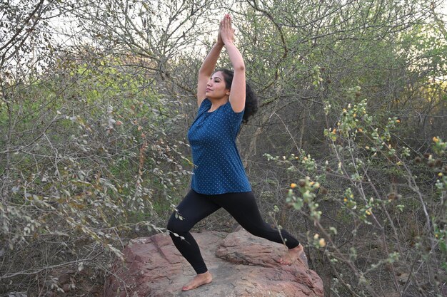 Une enseignante faisant des postures de yoga et de méditation