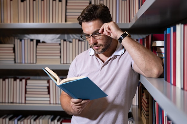 Enseignante hispanique à la bibliothèque, professeur de lecture, professeur d'école, professeurs de classe, enseignants de jour, enseignants du jour.