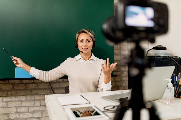 Enseignante leçon de streaming en direct depuis la salle de classe