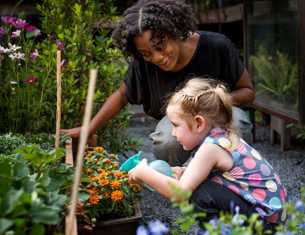 Enseignante et petite fille apprenant l&#39;écologie jardinage