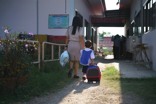 Une Enseignante Thaïlandaise A Renvoyé Son Fils à L'école