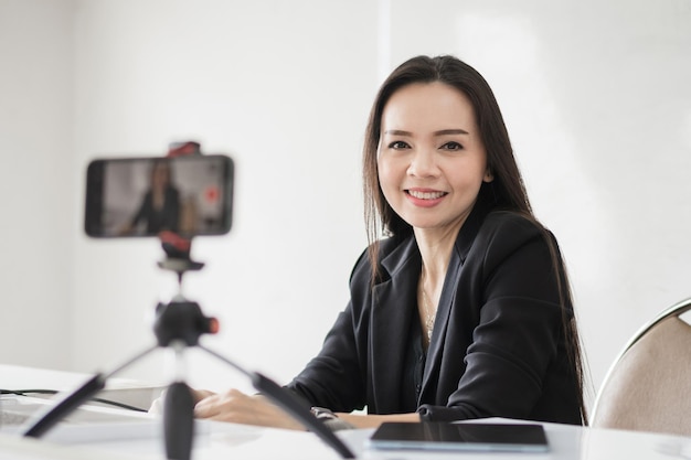 Enseignante d'université asiatique adulte enseignant en ligne par vidéoconférence à des étudiants à la maison