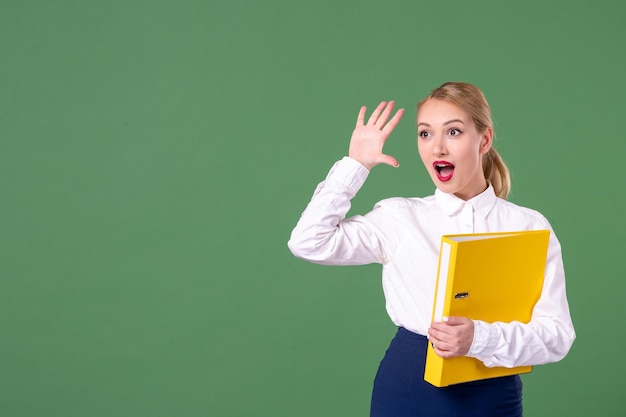 Enseignante vue de face interagissant avec quelqu'un sur le vert