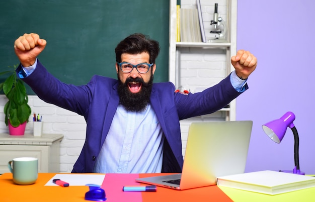 Les enseignants défient et inspirent le concept de l'école de retour à l'école et un enseignant convivial pour le temps heureux dans