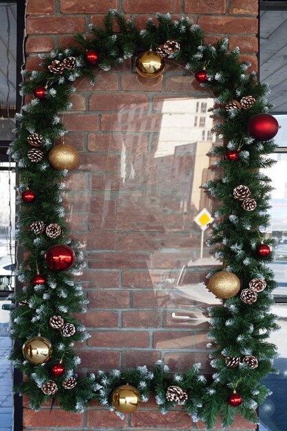 Enseigne de café décorée d'une guirlande de Noël de branches de sapin et d'une maquette de jouets d'arbre de Noël