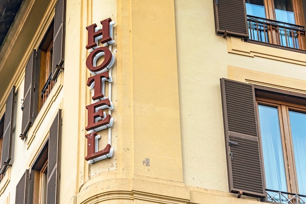 Enseigne de l'hôtel sur la façade du mur