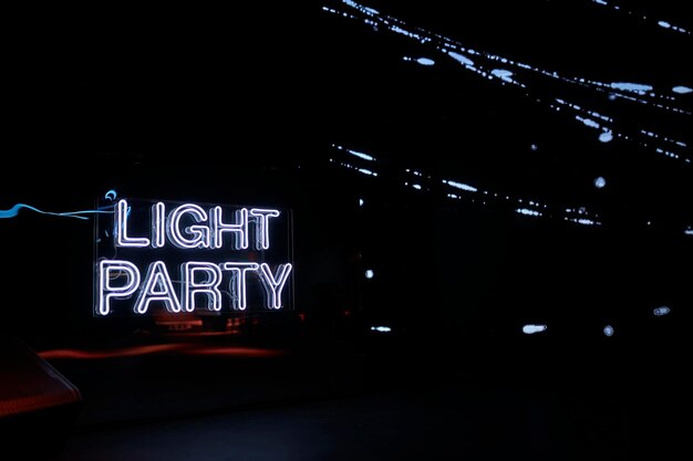 Enseigne néon blanc Light Party Inscription néon blanc Light Party à la fête