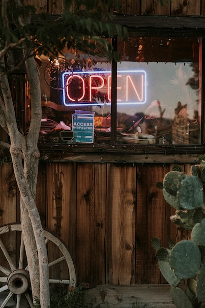 Enseigne ouverte au néon dans la fenêtre d'un restaurant