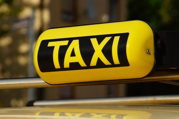 Une enseigne de taxi sur un taxi