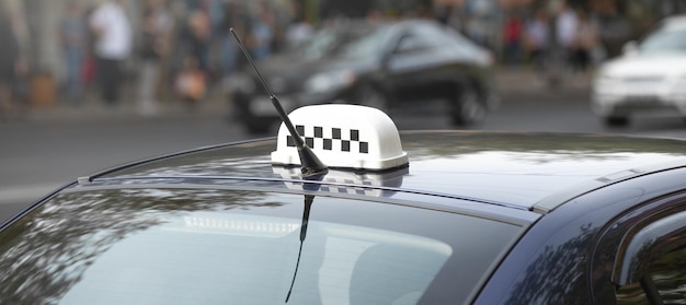 Enseigne de taxi sur la voiture dans la ville