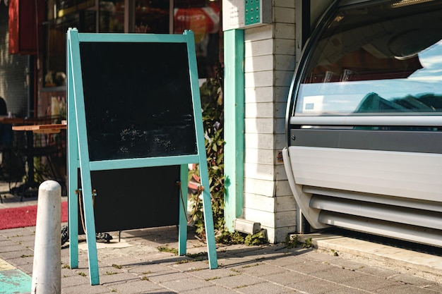 Enseigne vide de café sur la maquette de rue