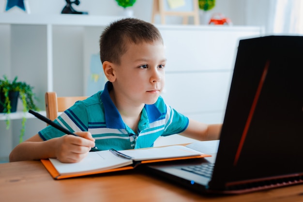 Enseignement à distance en ligne.