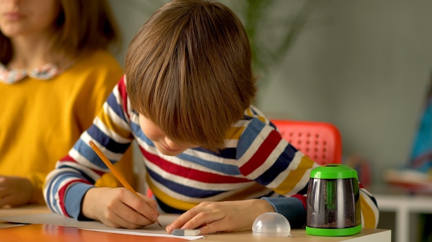 Photo enseignement à distance pour les écoliers