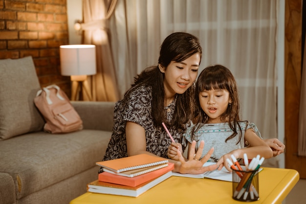 Enseignement à domicile mère et fille étudient ensemble