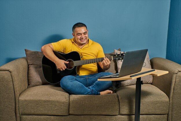 Enseigner la guitare dans des cours en ligne avec des cours en direct