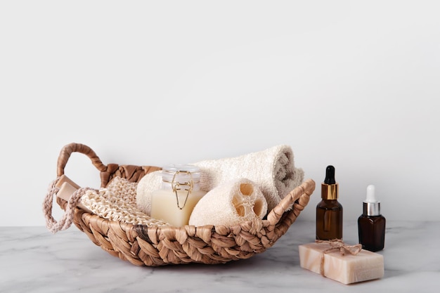 Ensemble d'accessoires de bain dans un panier en osier Espace de copie d'articles d'hygiène personnelle durables