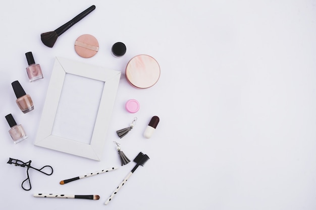 Ensemble d'accessoires de beauté pour femmes avec cadre photo et fond blanc et espace pour vos créations