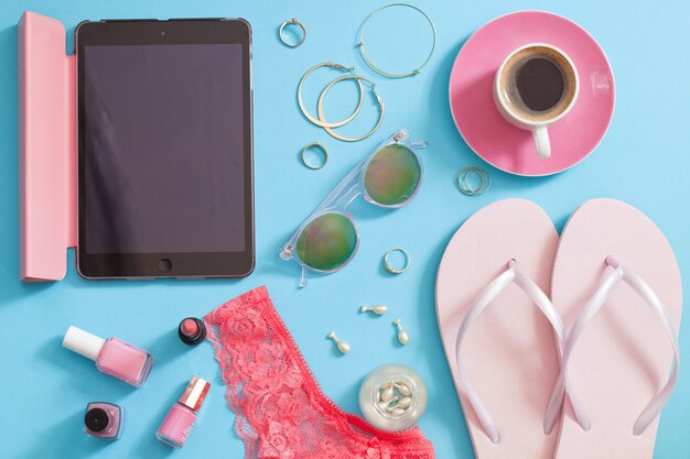 Ensemble d&#39;accessoires de femme élégante sur fond bleu.