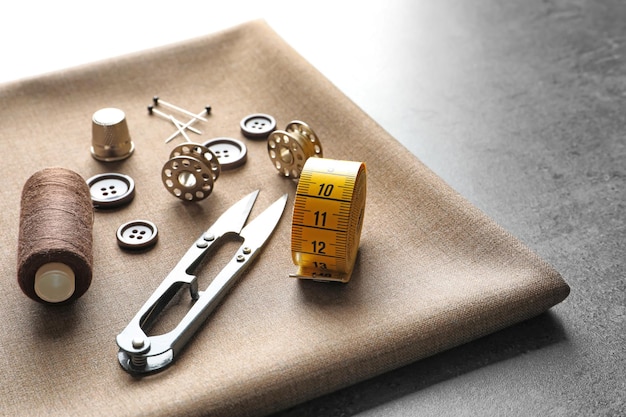 Ensemble d'accessoires d'outils de couture et de tissu sur le gros plan de table