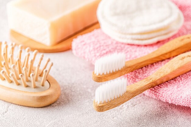 Ensemble d'accessoires de salle de bain écologiques. Concept zéro déchet.