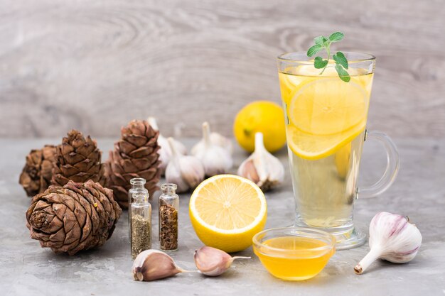 Ensemble d'agents antiviraux naturels: citron, ail, miel, herbes, résine de cèdre sur la table. Médecine douce. Soins immunitaires