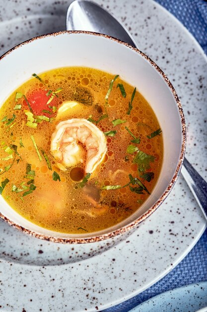 Un ensemble d'aliments sains dans des assiettes. Ensemble de nourriture dans un café - soupe et salade sur une table servie. Sur un fond en bois. Copiez l'espace.