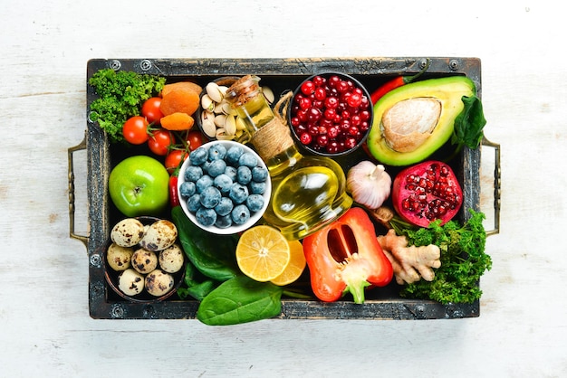 Ensemble d'aliments sains dans une boîte en bois légumes fruits poisson viande noix et herbes Vue de dessus Espace de copie gratuit