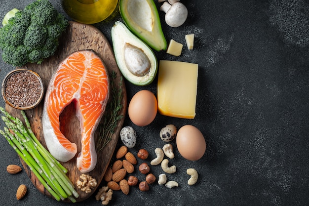 Un ensemble d&#39;aliments sains pour le régime céto.