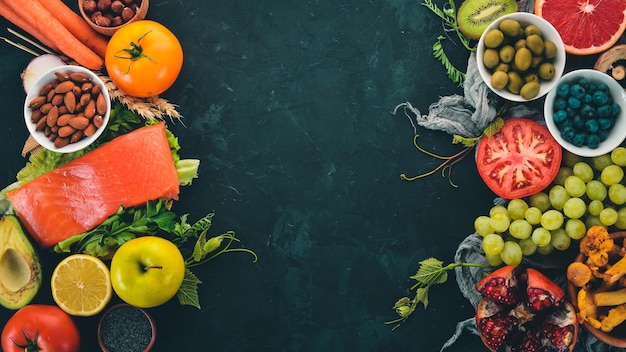 Un ensemble d'aliments sains sur une table en pierre Poissons Légumes Fruits Noix Baies Champignons Vue de dessus Espace libre pour le texte