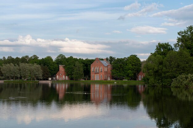 Ensemble architectural de l'Amirauté sur la rive du grand étang dans le parc Catherine de Tsarskoïe selo lors d'une journée d'été ensoleillée Pouchkine Saint-Pétersbourg Russie