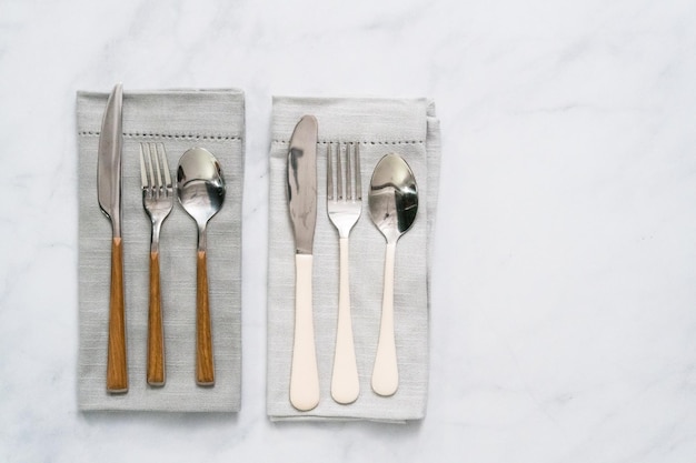 Ensemble d'argenterie de salle à manger sur serviette de table en lin.