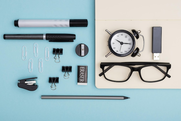 Photo un ensemble d'articles de bureau se trouve sur la table minimaliste pour le travail et l'étude