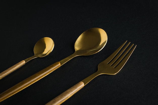 Un ensemble d'articles de restauration sur un fond noir