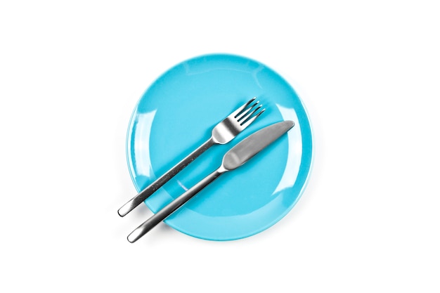 Ensemble d&#39;assiette bleue vide, fourchette et couteau