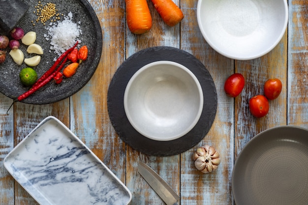 Photo un ensemble d'assiettes et de bols en céramique