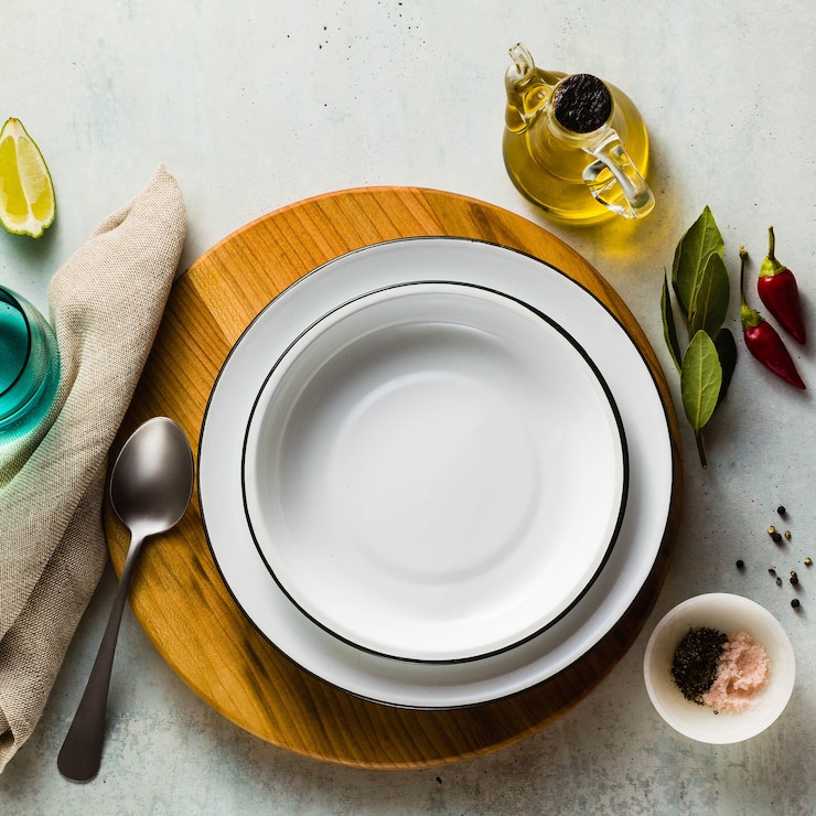 Photo ensemble d'assiettes vides sur une table