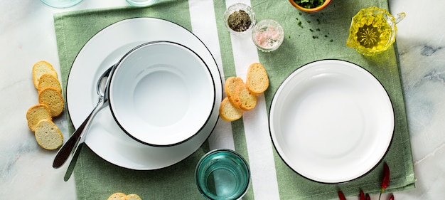 Ensemble d'assiettes vides sur une table.