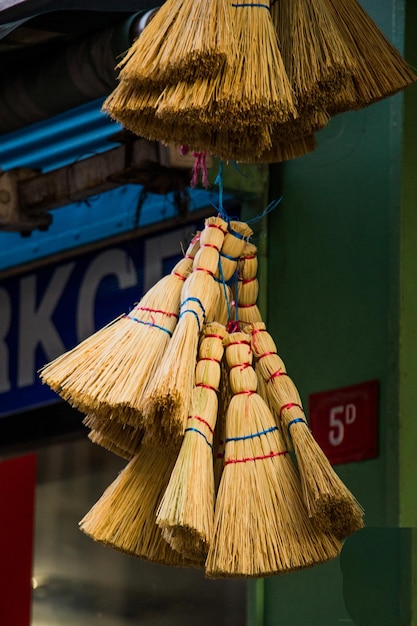 Un ensemble de balai de paille jaune dans le bazar