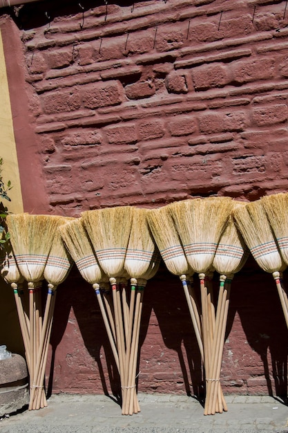 Ensemble de balai de paille jaune dans le bazar