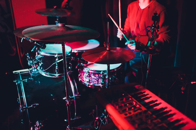 Ensemble de batterie moderne tourné dans un studio sombre et enfumé.