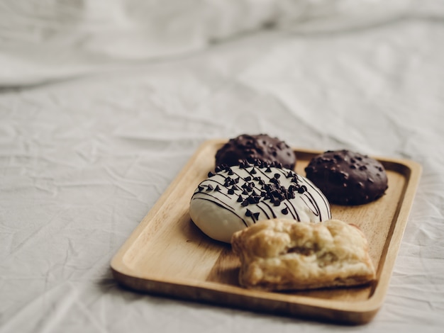 Ensemble de beignets au chocolat et tarte feuilletée.