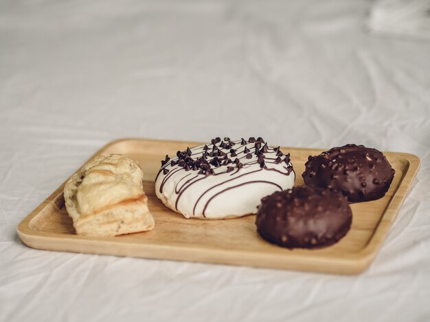 Ensemble de beignets au chocolat et tarte feuilletée.