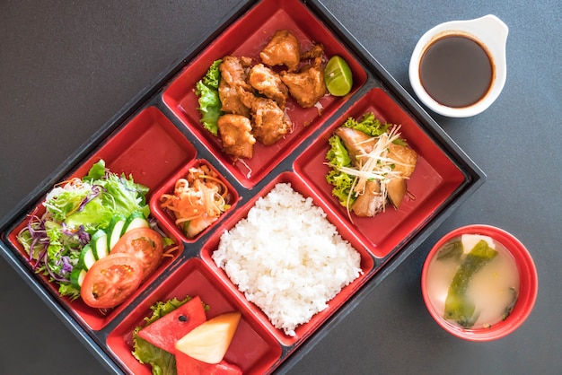 ensemble de bento au poulet frit