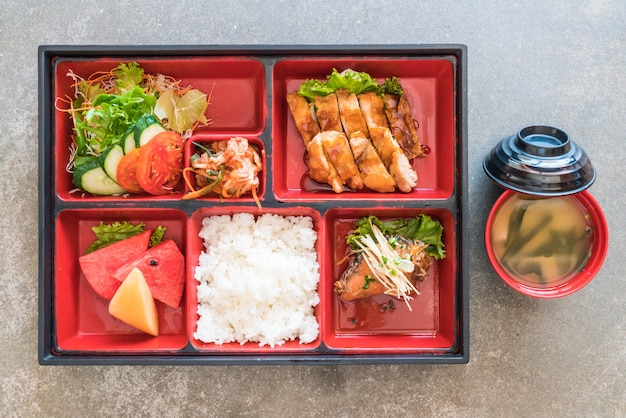 Photo ensemble de bento au poulet teriyaki