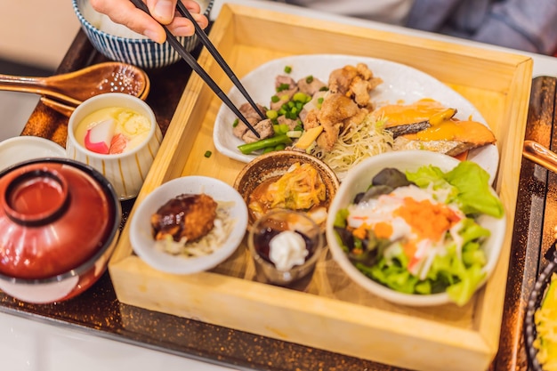 Ensemble bento japonais Nourriture dans un restaurant japonais