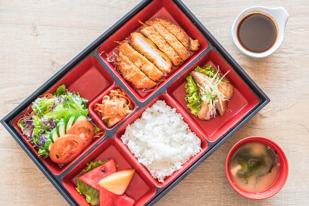 ensemble de bento de porc