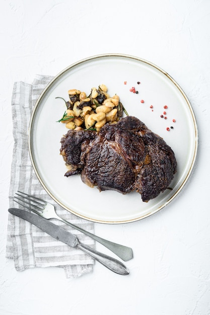 Ensemble de bifteck de faux-filet et de légumes à la viande de bœuf marbrée grillée