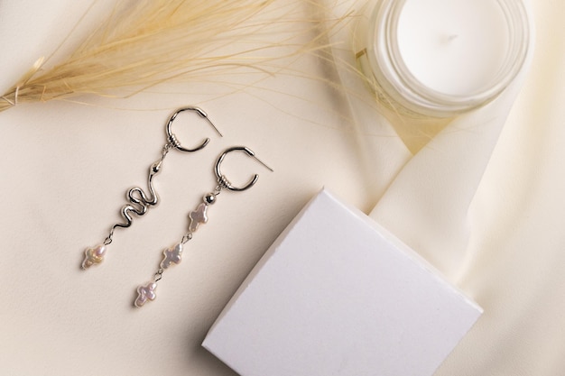 Ensemble de bijoux élégant de boucles d'oreilles en argent avec bijou et boîte-cadeau mock up copie espace ensemble de bijoux minimali