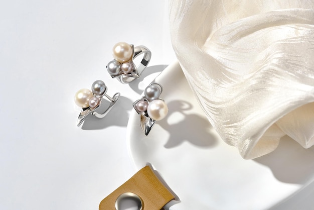 Ensemble de bijoux élégant Ensemble de bijoux avec pierres précieuses Collage d'accessoires de bijoux Concept de nature morte de produit Bague collier et boucles d'oreilles