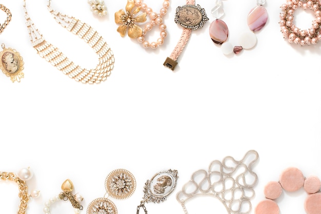 Ensemble de bijoux pour femmes dans le style vintage, collier, boucles d&#39;oreilles avec chaîne de perles de camée sur fond blanc.